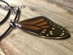Imagen de Gargantilla con un ala de mariposa